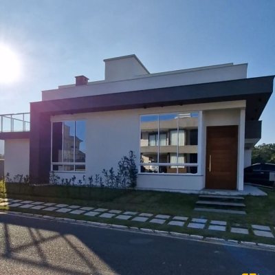 Casa em Condomínio com 204m², 3 quartos, 1 suíte, 2 garagens, no bairro São João Do Rio Vermelho em Florianópolis