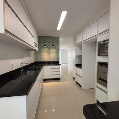 Apartamentos com 132m², 3 quartos, 3 suítes, 2 garagens, no bairro Centro em Florianópolis