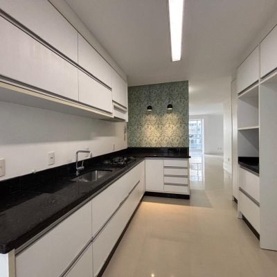 Apartamentos com 132m², 3 quartos, 3 suítes, 2 garagens, no bairro Centro em Florianópolis