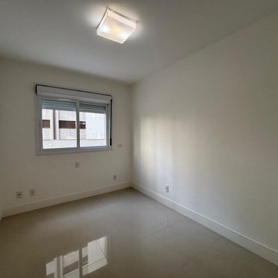 Apartamentos com 132m², 3 quartos, 3 suítes, 2 garagens, no bairro Centro em Florianópolis