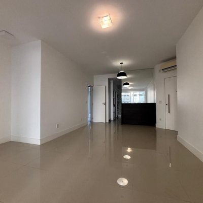 Apartamentos com 132m², 3 quartos, 3 suítes, 2 garagens, no bairro Centro em Florianópolis