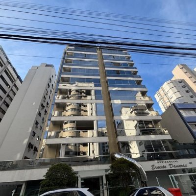 Apartamentos com 132m², 3 quartos, 3 suítes, 2 garagens, no bairro Centro em Florianópolis