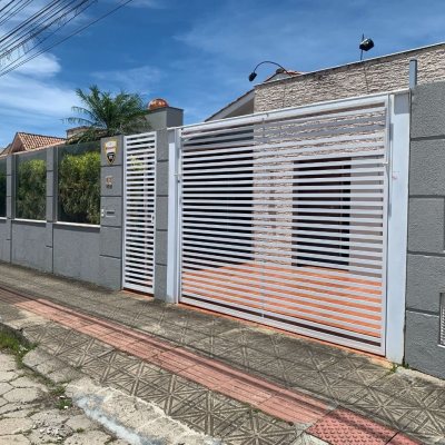Casa Residencial com 200m², 4 quartos, 1 suíte, 4 garagens, no bairro Santa Mônica em Florianópolis