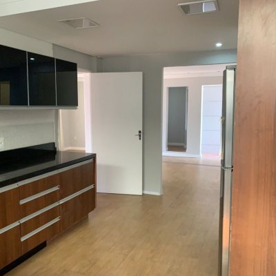 Casa Residencial com 200m², 4 quartos, 1 suíte, 4 garagens, no bairro Santa Mônica em Florianópolis