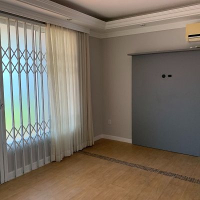 Casa Residencial com 200m², 4 quartos, 1 suíte, 4 garagens, no bairro Santa Mônica em Florianópolis