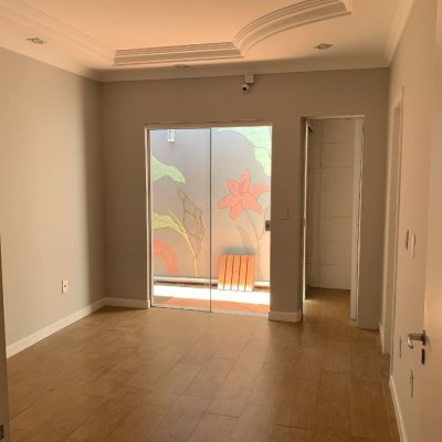 Casa Residencial com 200m², 4 quartos, 1 suíte, 4 garagens, no bairro Santa Mônica em Florianópolis