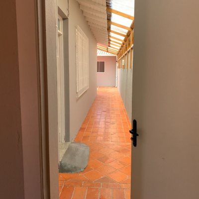 Casa Residencial com 200m², 4 quartos, 1 suíte, 4 garagens, no bairro Santa Mônica em Florianópolis