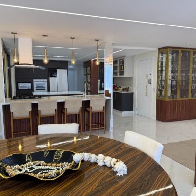 Apartamentos com 172m², 3 quartos, 2 suítes, 2 garagens, no bairro Centro em Florianópolis