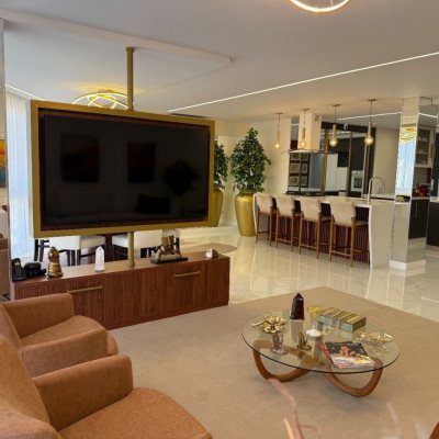 Apartamentos com 172m², 3 quartos, 2 suítes, 2 garagens, no bairro Centro em Florianópolis