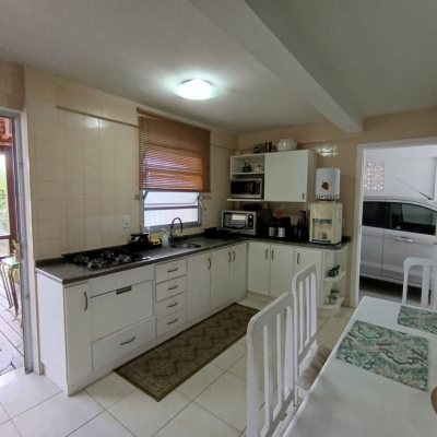 Casa Residencial com 176m², 3 quartos, 1 garagem, no bairro Monte Verde em Florianópolis