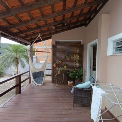 Casa Residencial com 176m², 3 quartos, 1 garagem, no bairro Monte Verde em Florianópolis