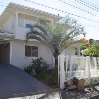 Casa Residencial com 508m², 5 quartos, 2 suítes, 5 garagens, no bairro Campeche em Florianópolis