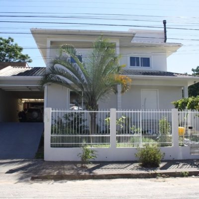 Casa Residencial com 508m², 5 quartos, 2 suítes, 5 garagens, no bairro Campeche em Florianópolis