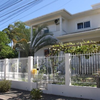 Casa Residencial com 508m², 5 quartos, 2 suítes, 5 garagens, no bairro Campeche em Florianópolis