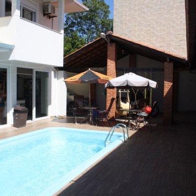 Casa Residencial com 508m², 5 quartos, 2 suítes, 5 garagens, no bairro Campeche em Florianópolis