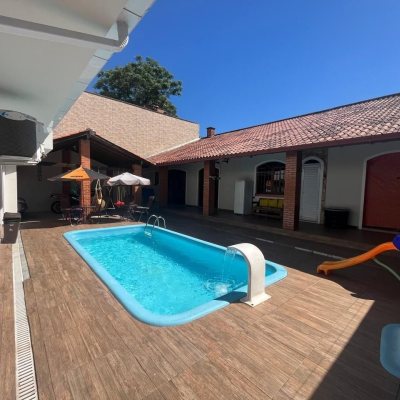 Casa Residencial com 508m², 5 quartos, 2 suítes, 5 garagens, no bairro Campeche em Florianópolis