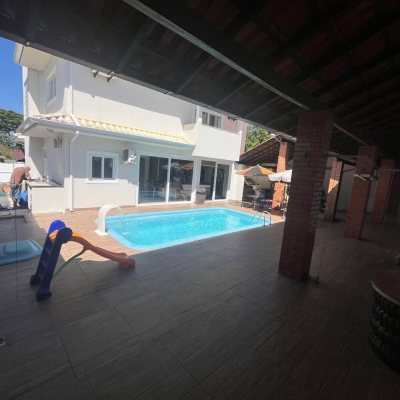 Casa Residencial com 508m², 5 quartos, 2 suítes, 5 garagens, no bairro Campeche em Florianópolis