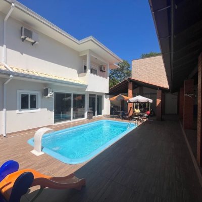 Casa Residencial com 508m², 5 quartos, 2 suítes, 5 garagens, no bairro Campeche em Florianópolis
