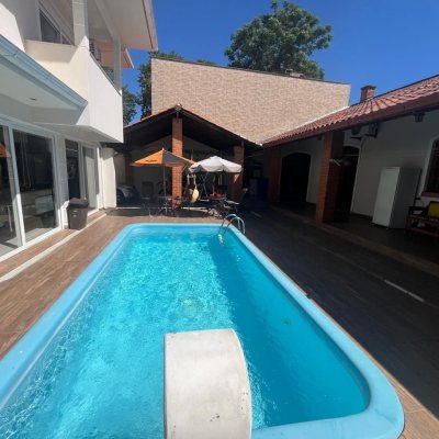 Casa Residencial com 508m², 5 quartos, 2 suítes, 5 garagens, no bairro Campeche em Florianópolis