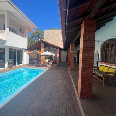 Casa Residencial com 508m², 5 quartos, 2 suítes, 5 garagens, no bairro Campeche em Florianópolis