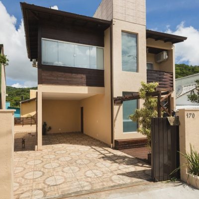 Casa Residencial com 160m², 4 quartos, 2 garagens, no bairro Rio Tavares em Florianópolis