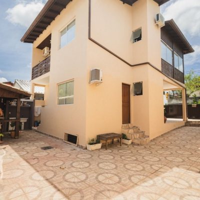 Casa Residencial com 160m², 4 quartos, 2 garagens, no bairro Rio Tavares em Florianópolis