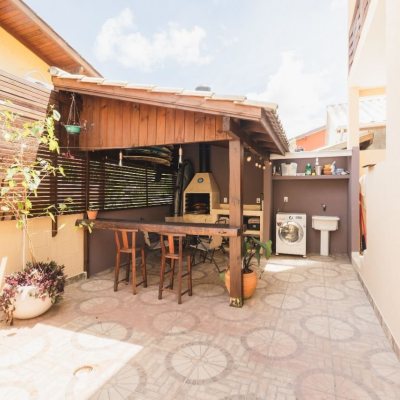 Casa Residencial com 160m², 4 quartos, 2 garagens, no bairro Rio Tavares em Florianópolis