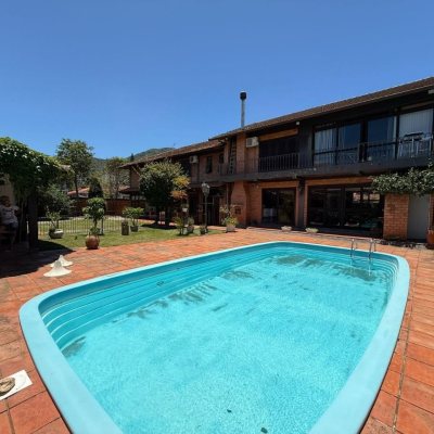 Casa Residencial com 540m², 5 quartos, 2 suítes, 6 garagens, no bairro Itacorubi em Florianópolis