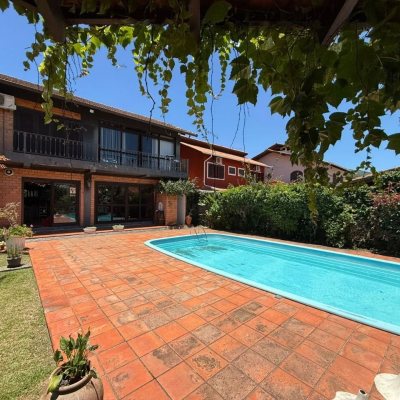 Casa Residencial com 540m², 5 quartos, 2 suítes, 6 garagens, no bairro Itacorubi em Florianópolis