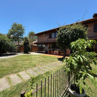 Casa Residencial com 540m², 5 quartos, 2 suítes, 6 garagens, no bairro Itacorubi em Florianópolis
