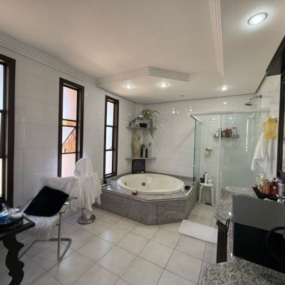 Casa Residencial com 540m², 5 quartos, 2 suítes, 6 garagens, no bairro Itacorubi em Florianópolis