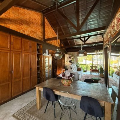 Casa Residencial com 540m², 5 quartos, 2 suítes, 6 garagens, no bairro Itacorubi em Florianópolis