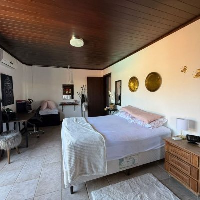 Casa Residencial com 540m², 5 quartos, 2 suítes, 6 garagens, no bairro Itacorubi em Florianópolis