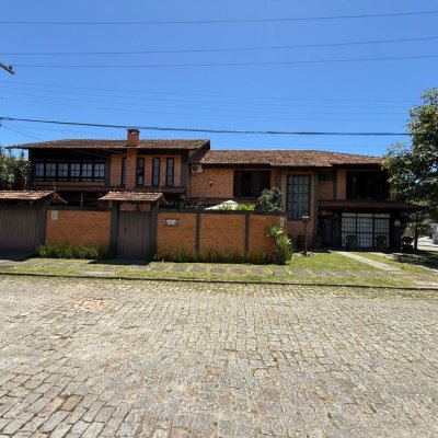 Casa Residencial com 540m², 5 quartos, 2 suítes, 6 garagens, no bairro Itacorubi em Florianópolis
