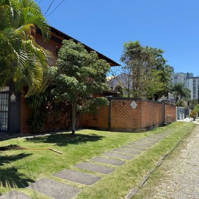 Casa Residencial com 540m², 5 quartos, 2 suítes, 6 garagens, no bairro Itacorubi em Florianópolis