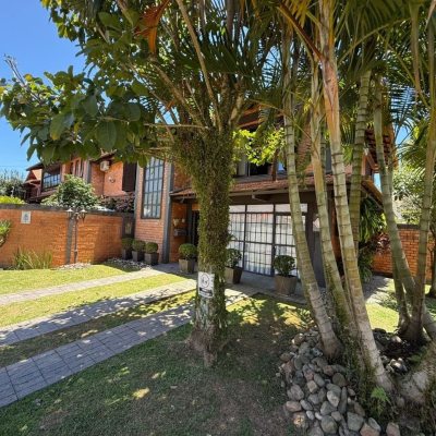 Casa Residencial com 540m², 5 quartos, 2 suítes, 6 garagens, no bairro Itacorubi em Florianópolis