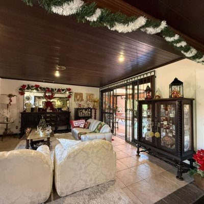 Casa Residencial com 540m², 5 quartos, 2 suítes, 6 garagens, no bairro Itacorubi em Florianópolis