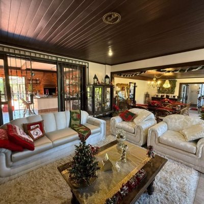 Casa Residencial com 540m², 5 quartos, 2 suítes, 6 garagens, no bairro Itacorubi em Florianópolis