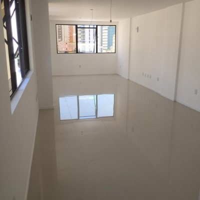 Sala com 48m², 1 garagem, no bairro Centro em Florianópolis