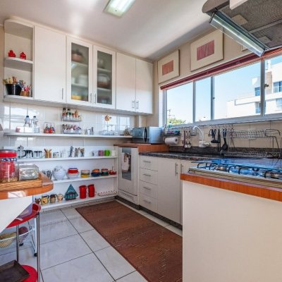 Cobertura com 297m², 5 quartos, 3 suítes, 2 garagens, no bairro Canasvieiras em Florianópolis