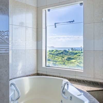 Casa em Condomínio com 279m², 5 quartos, 2 suítes, 2 garagens, no bairro Morro das Pedras em Florianópolis