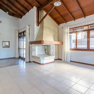 Casa em Condomínio com 279m², 5 quartos, 2 suítes, 2 garagens, no bairro Morro das Pedras em Florianópolis