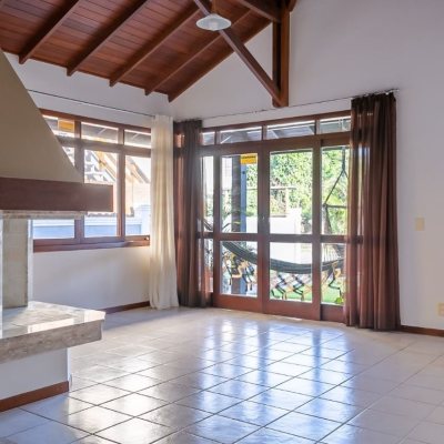 Casa em Condomínio com 279m², 5 quartos, 2 suítes, 2 garagens, no bairro Morro das Pedras em Florianópolis