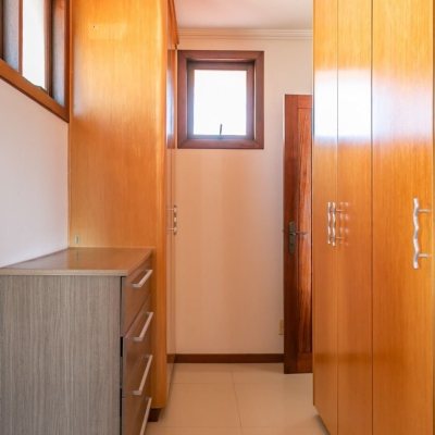 Casa em Condomínio com 279m², 5 quartos, 2 suítes, 2 garagens, no bairro Morro das Pedras em Florianópolis