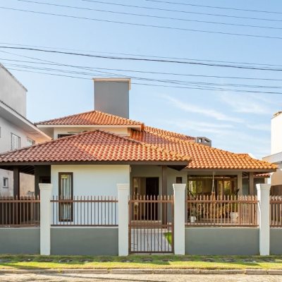 Casa em Condomínio com 279m², 5 quartos, 2 suítes, 2 garagens, no bairro Morro das Pedras em Florianópolis