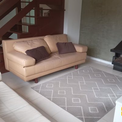 Casa Residencial com 232m², 2 quartos (sendo 1 suíte), 7 garagens, no bairro Lagoa de Conceição em Florianópolis