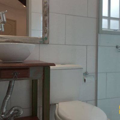 Casa Residencial com 232m², 2 quartos (sendo 1 suíte), 7 garagens, no bairro Lagoa de Conceição em Florianópolis
