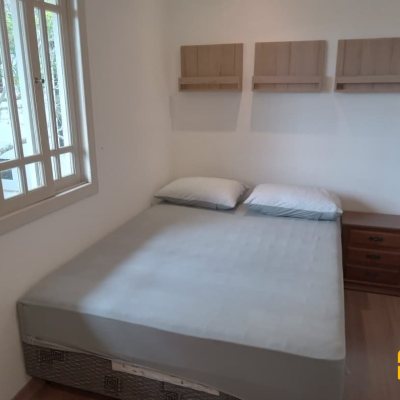 Casa Residencial com 232m², 2 quartos (sendo 1 suíte), 7 garagens, no bairro Lagoa de Conceição em Florianópolis