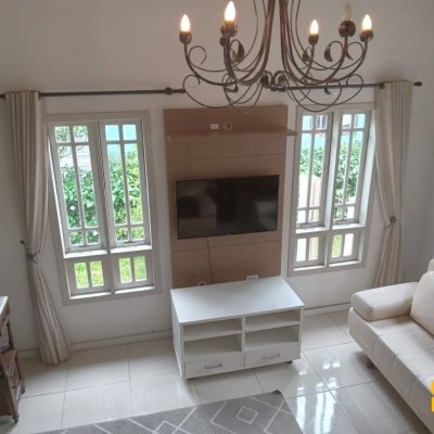 Casa Residencial com 232m², 2 quartos (sendo 1 suíte), 7 garagens, no bairro Lagoa de Conceição em Florianópolis