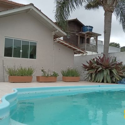 Casa Residencial com 232m², 2 quartos (sendo 1 suíte), 7 garagens, no bairro Lagoa de Conceição em Florianópolis